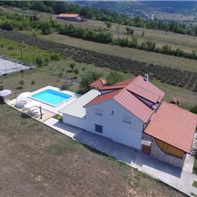 3 Bedroom Villa with Pool & Tennis Court near Sinj, sleeps 8